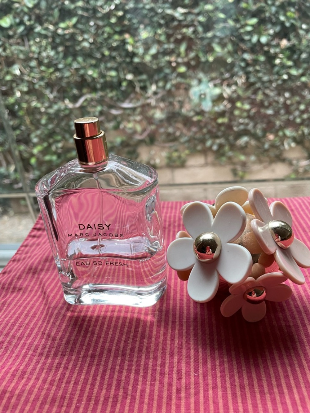 Marc Jacobs Daisy Perfume Bottle with Pink and Yellow Floral Cap 75Ml 2.5 Fl Oz - Picture 6 of 8